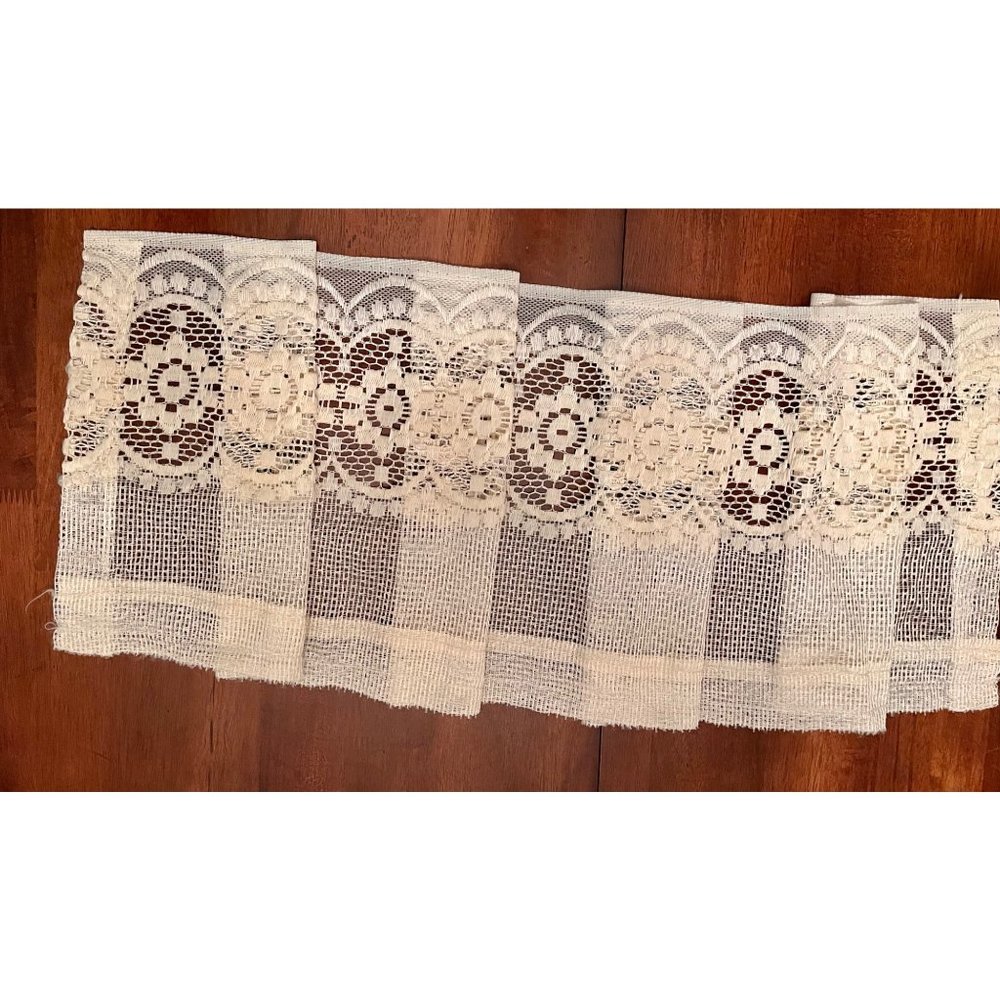 Vintage Gauzy White Lace Daisy Chain Valence | Cottagecore | Shabby Chic
